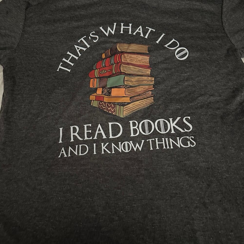 That’s‎ what I do I read books and I know things  T-Shirt